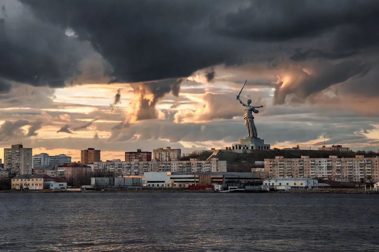 Bateau de croisière fluviale traversant une écluse du canal Volga-Don au coucher du soleil