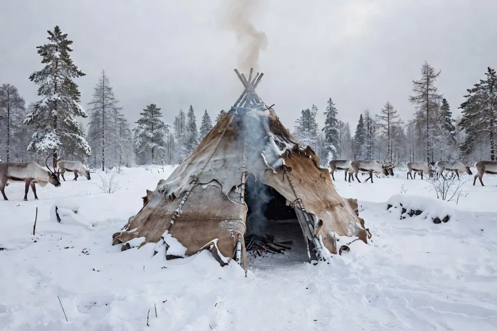 Campement evenk dans la taïga de l'Extrême-Orient russe en hiver