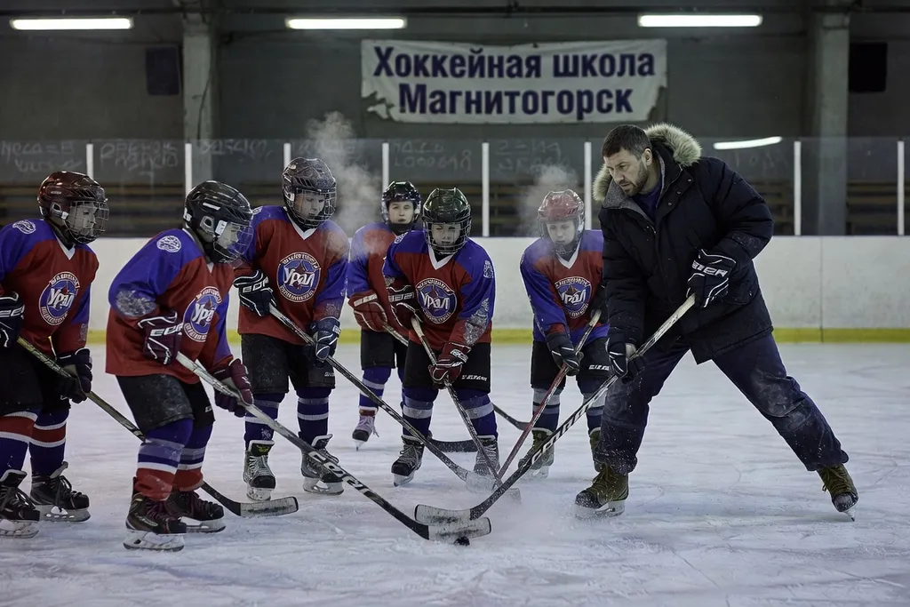 Jeunes joueurs de hockey sur glace à l'entraînement dans une patinoire de Magnitogorsk