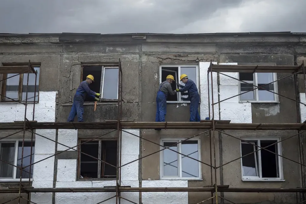 Façade d'un khrouchtchevki en cours de rénovation à Voronej