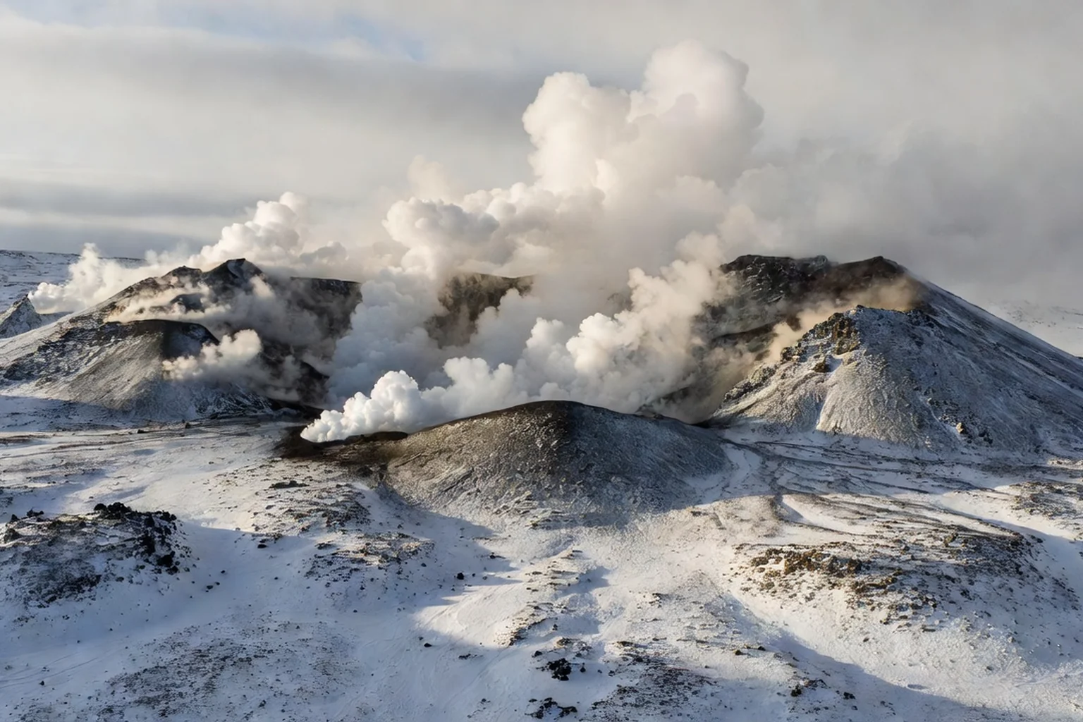 Cratère fumant d'un volcan actif du Kamtchatka sous un ciel d'hiver
