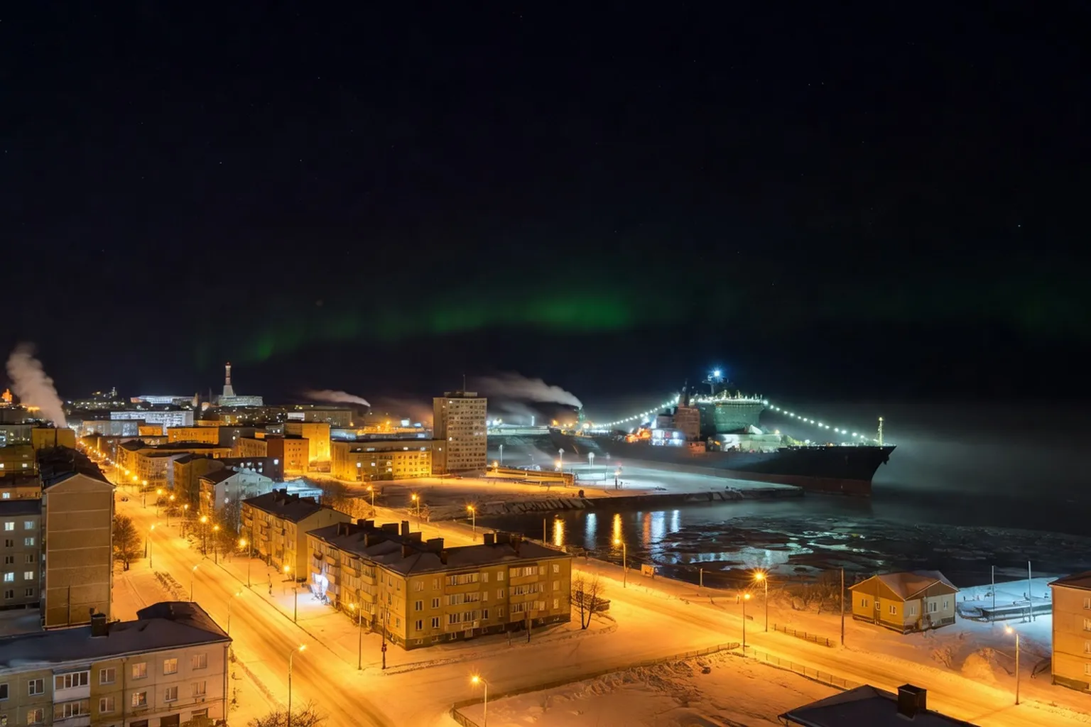 Mourmansk sous la nuit polaire avec le port arctique illuminé en hiver
