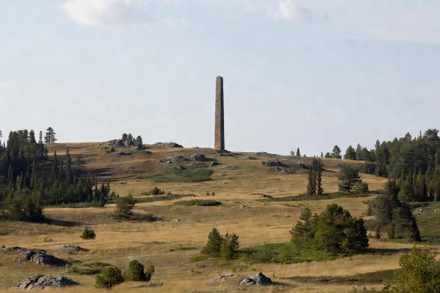 Crête de l'Oural avec stèle frontière Europe-Asie, forêt de conifères de part et d'autre