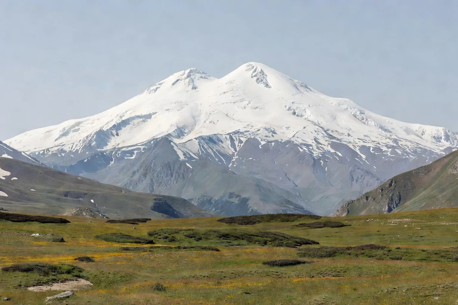 Le mont Elbrouz enneigé du Caucase, double sommet majestueux et prairies alpines