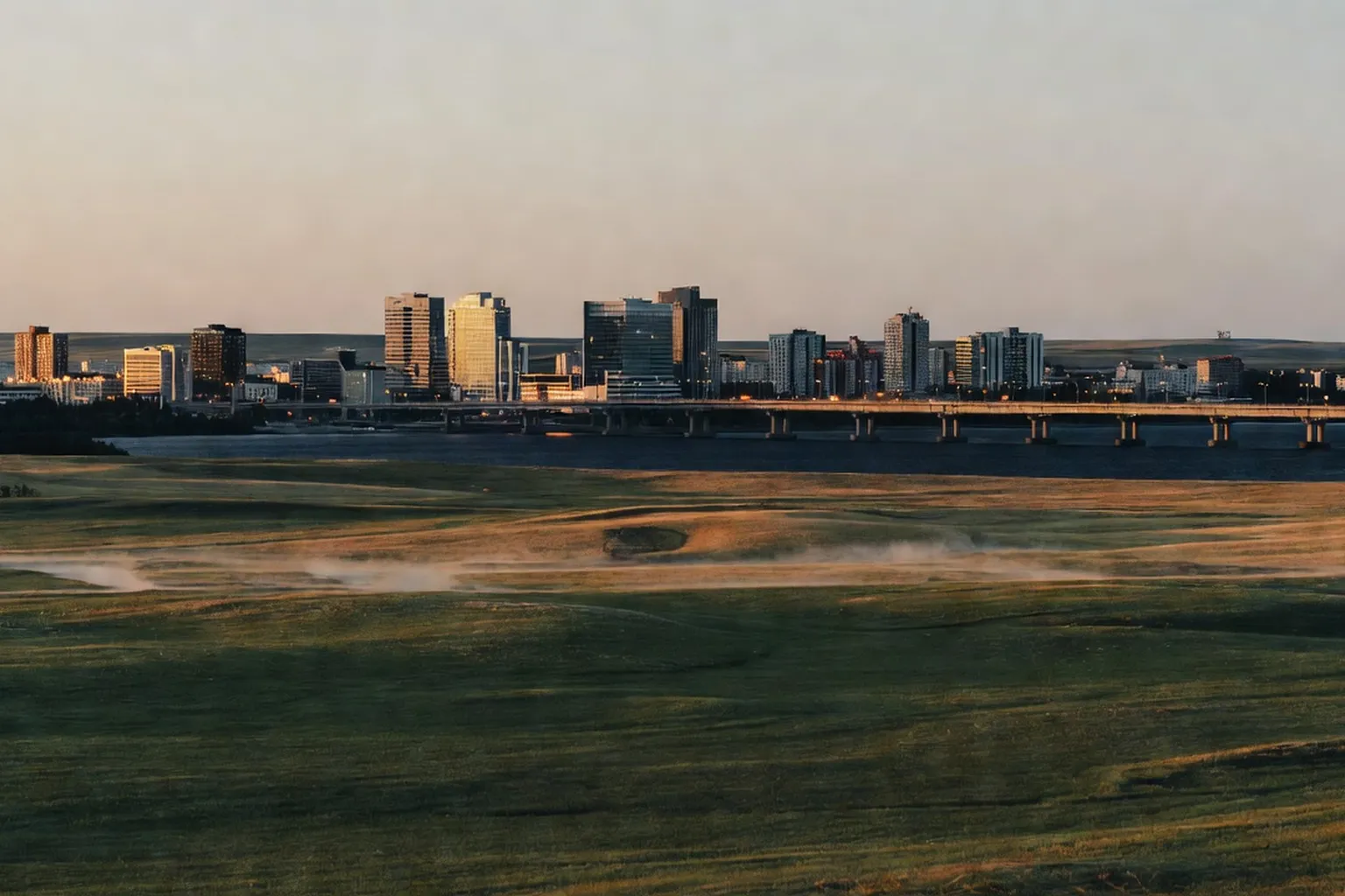 Skyline de Novossibirsk au crépuscule, gratte-ciels et pont sur l'Ob